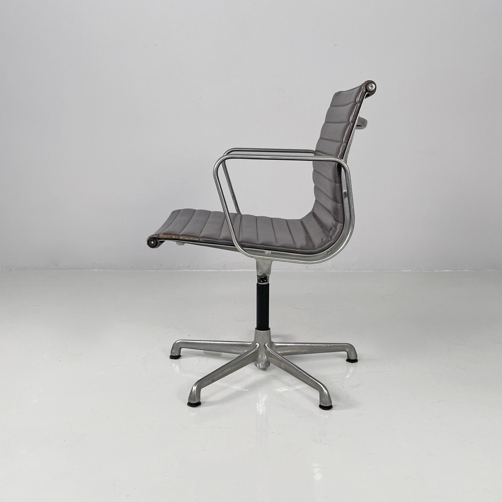 Sedia da ufficio EA108 di Charles e Ray Eames per ICF, 1970 ca.