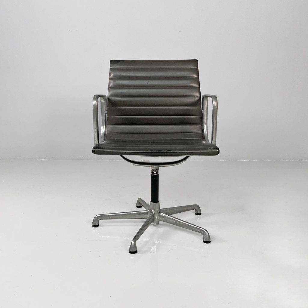 Sedia da ufficio EA108 di Charles e Ray Eames per ICF, 1970 ca.
