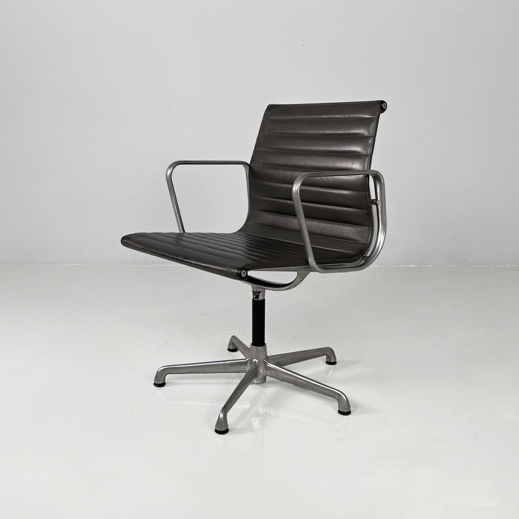 Sedia da ufficio EA108 di Charles e Ray Eames per ICF, 1970 ca.