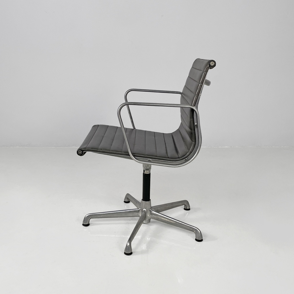 Sedia da ufficio EA108 di Charles e Ray Eames per ICF, 1970 ca.