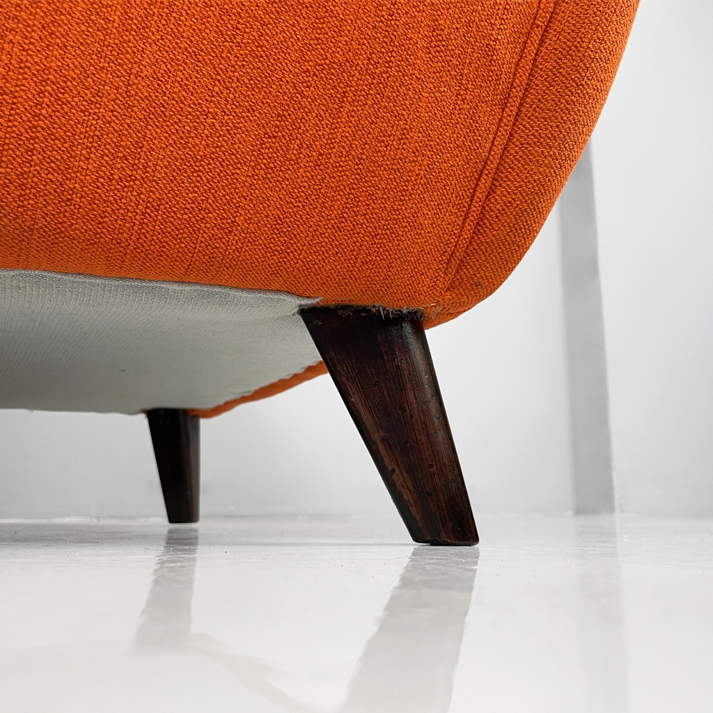 Poltrona in tessuto arancione e legno, 1950 ca.