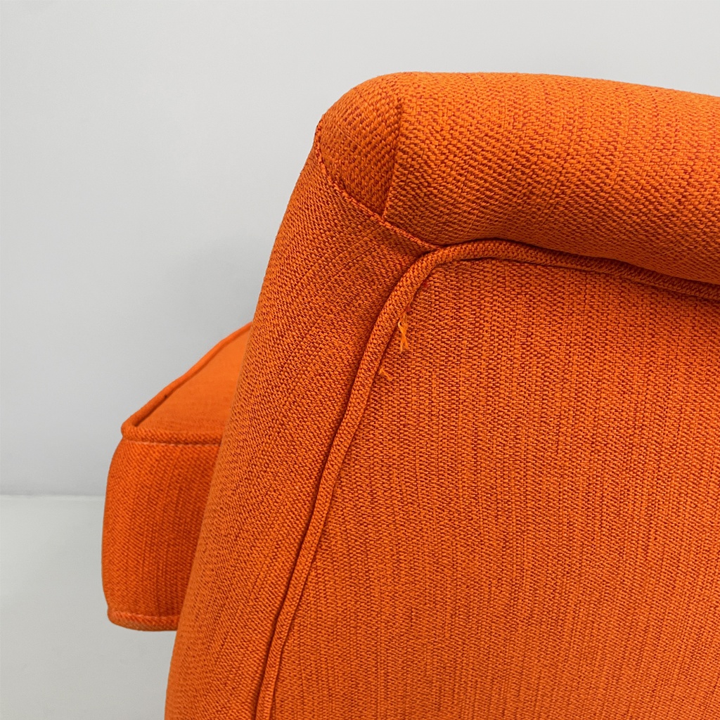 Poltrona in tessuto arancione e legno, 1950 ca.