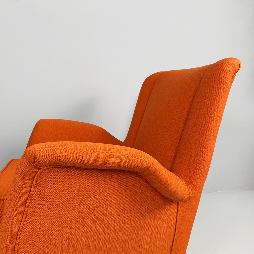 Poltrona in tessuto arancione e legno, 1950 ca.