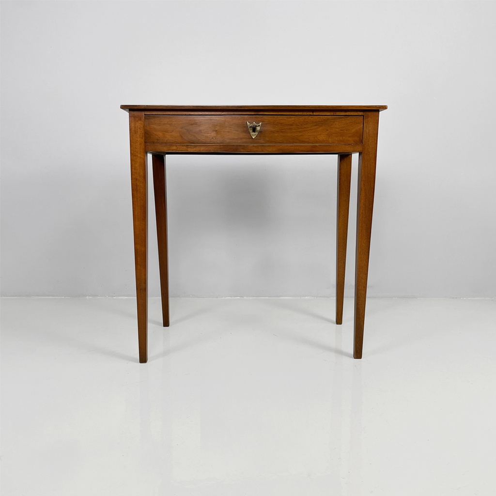 Scrivania in legno con cassetto, 1750 ca.