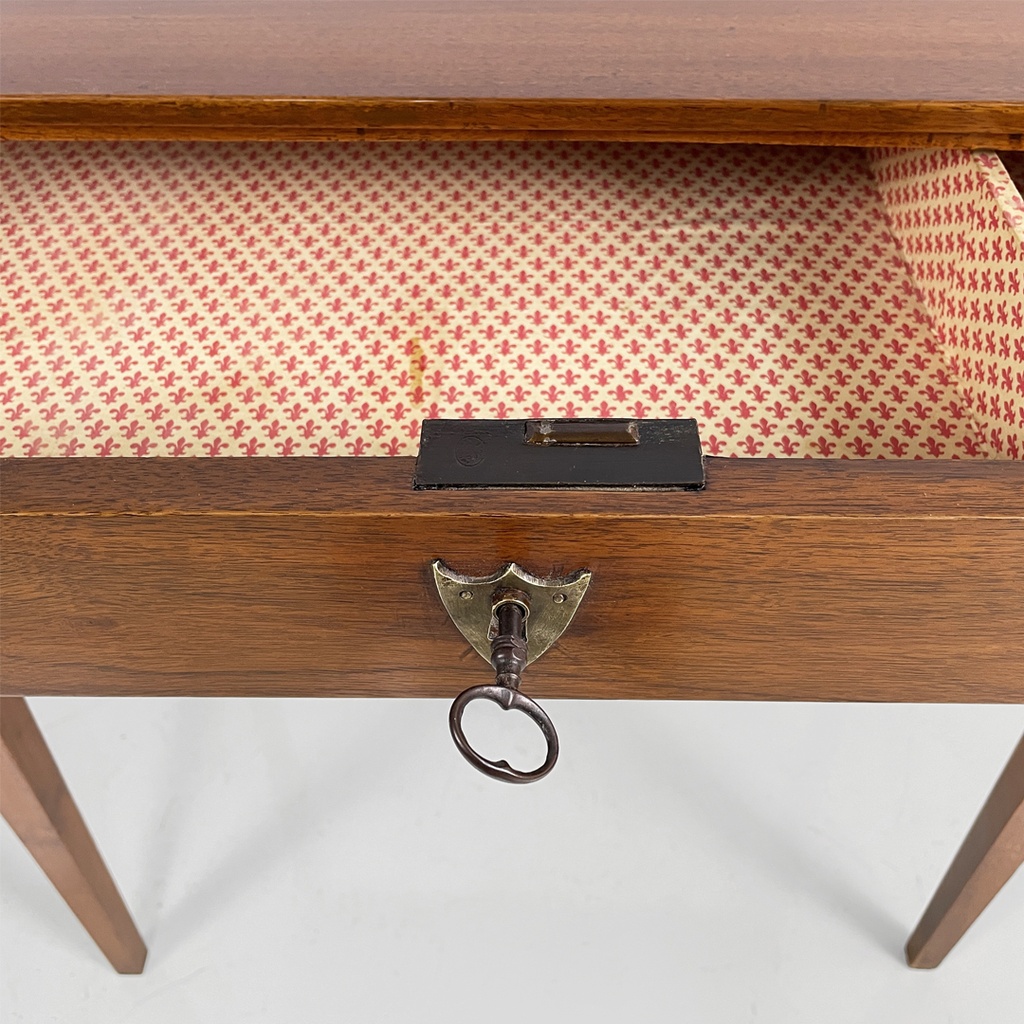 Scrivania in legno con cassetto, 1750 ca.