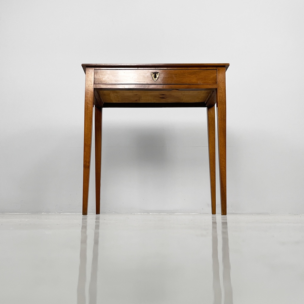 Scrivania in legno con cassetto, 1750 ca.