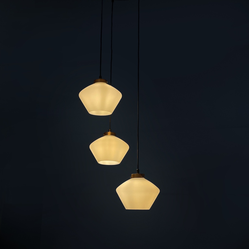 Lampadario a tre luci in vetro e metallo nero, 1950 ca.