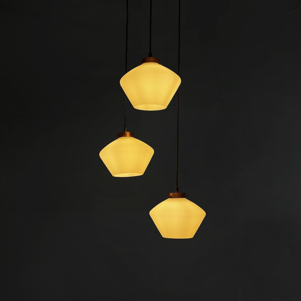 Lampadario a tre luci in vetro e metallo nero, 1950 ca.