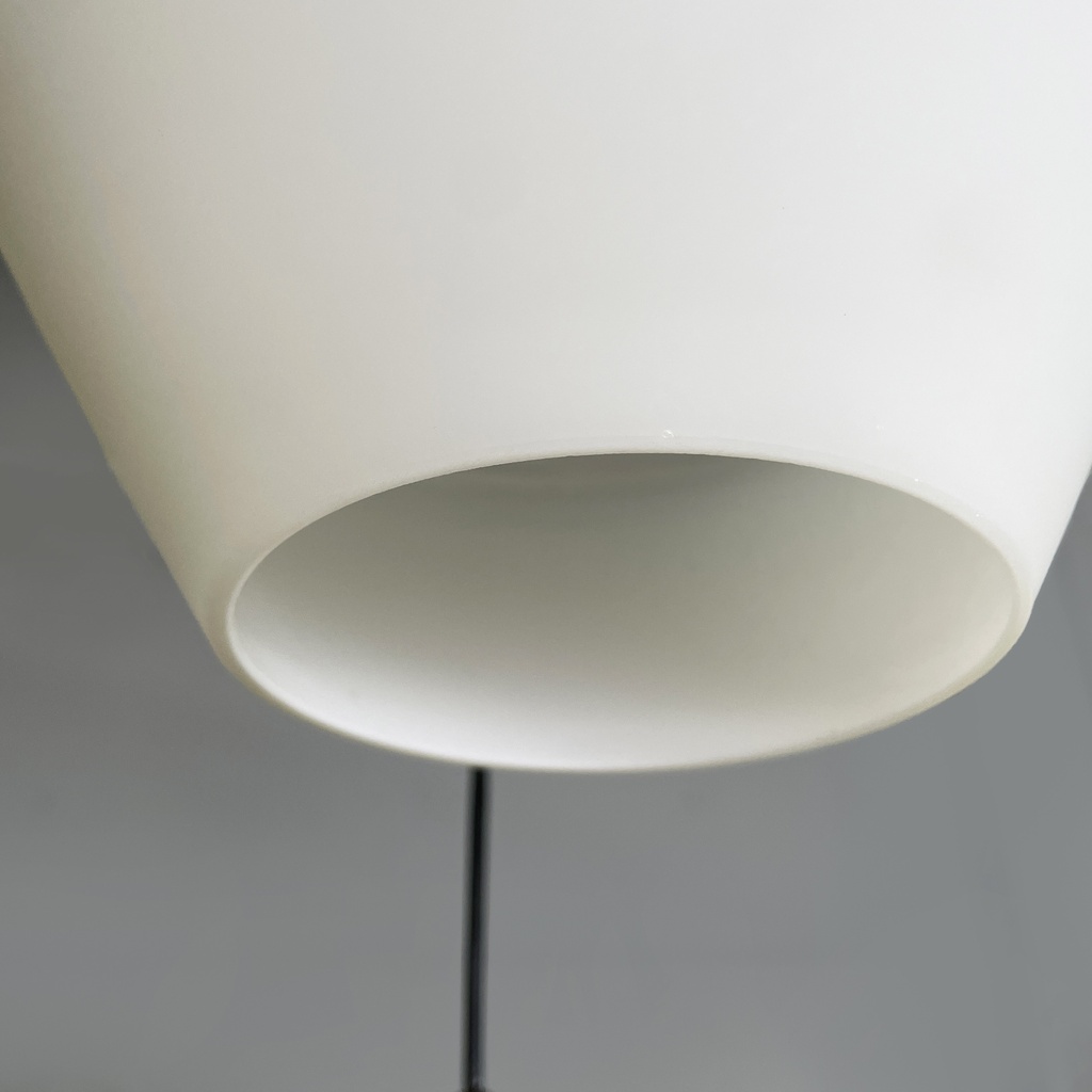 Lampadario a tre luci in vetro e metallo nero, 1950 ca.