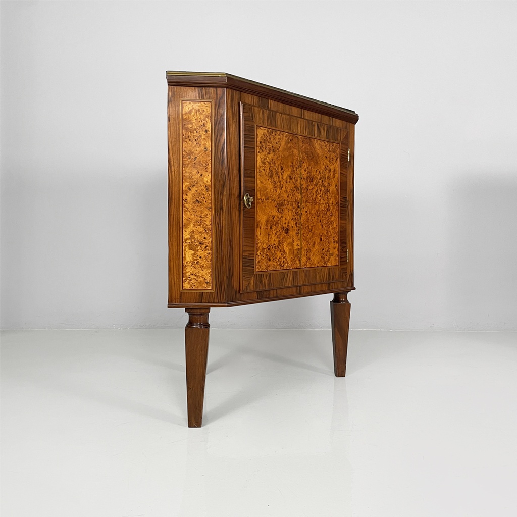 Consolle angolari in legno e marmo, 1700 ca.