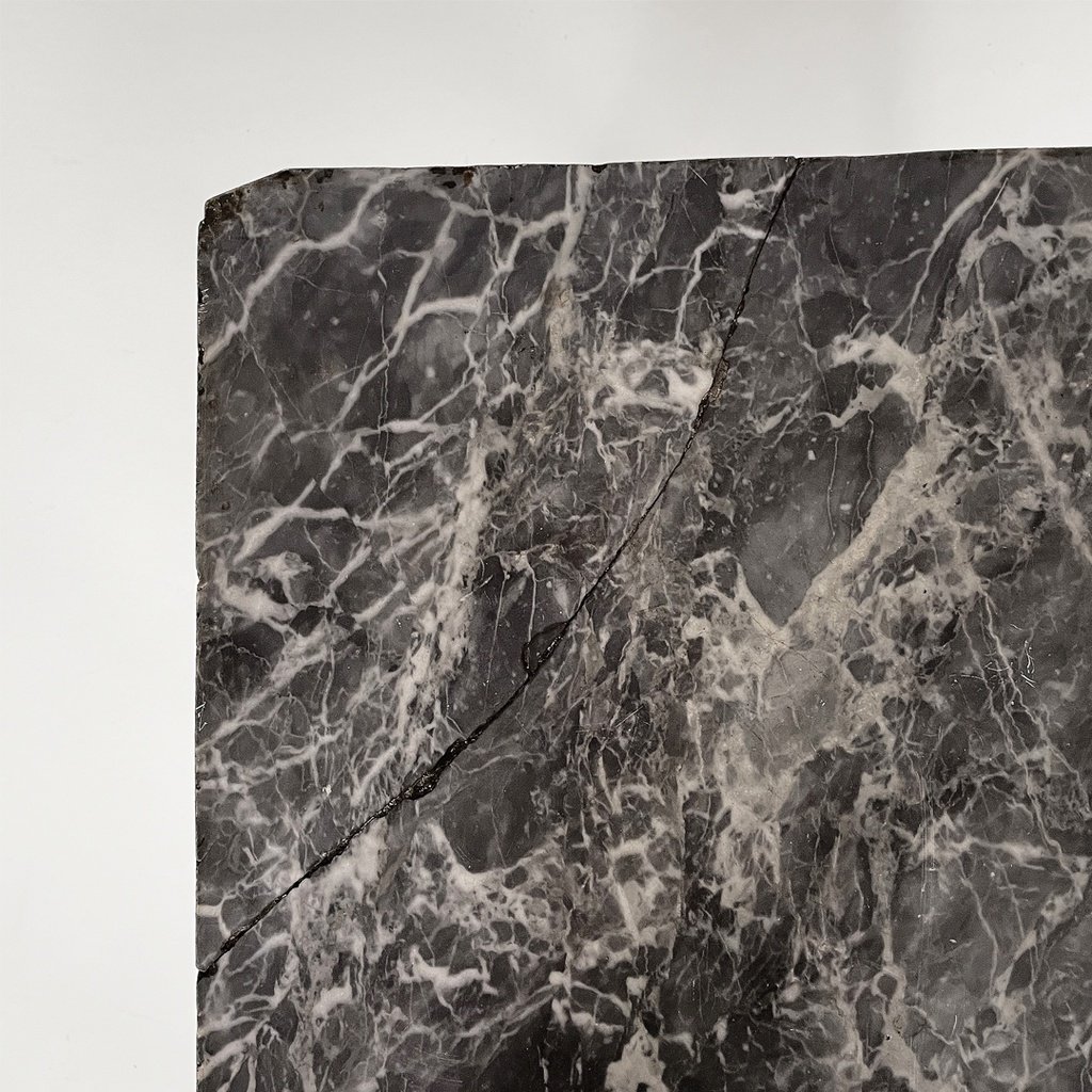 Consolle angolari in legno e marmo, 1700 ca.