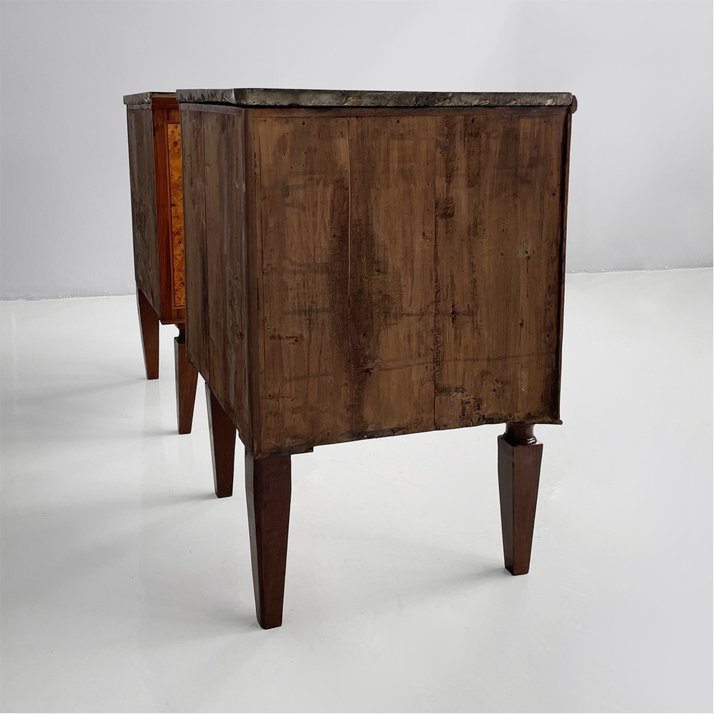 Consolle angolari in legno e marmo, 1700 ca.