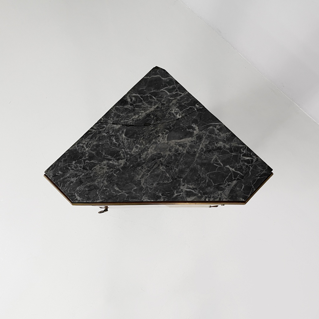 Consolle angolari in legno e marmo, 1700 ca.