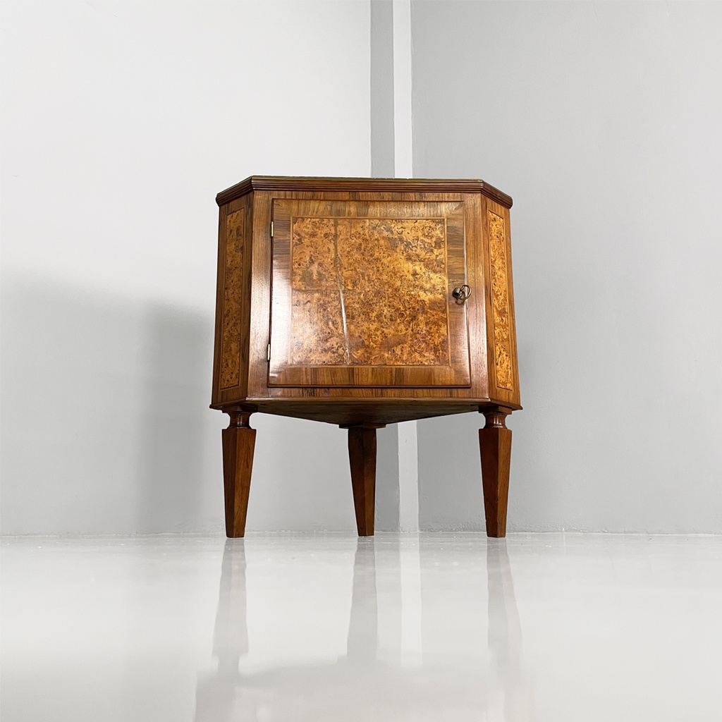 Consolle angolari in legno e marmo, 1700 ca.