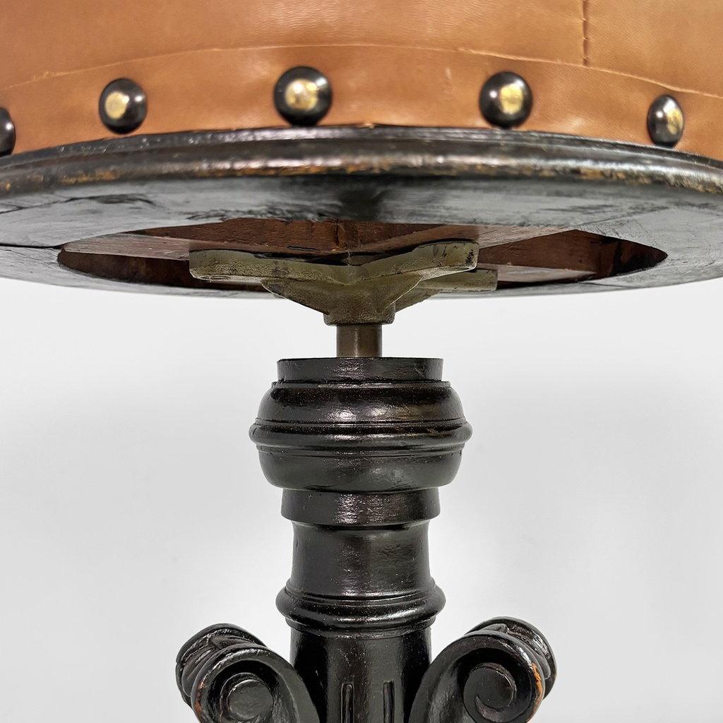 Sgabello in legno e pelle marrone, 1930 ca.