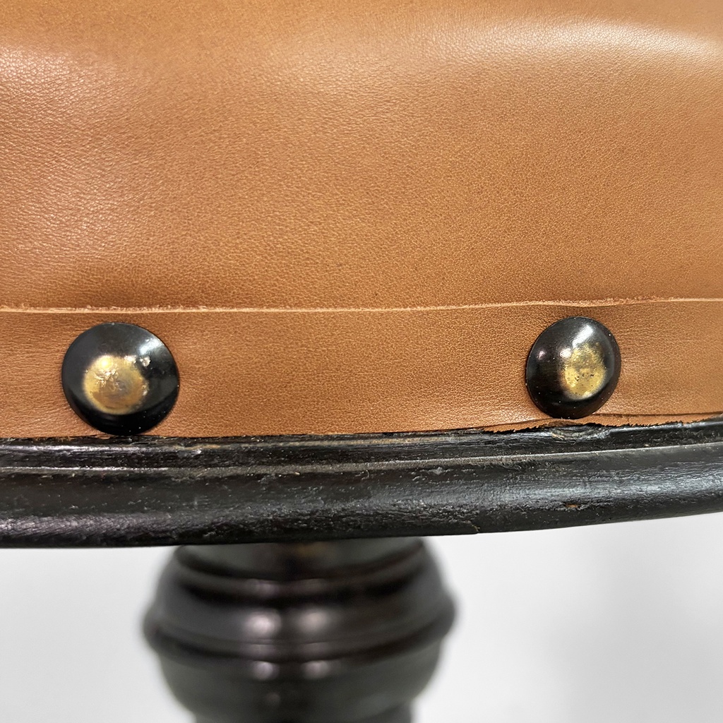 Sgabello in legno e pelle marrone, 1930 ca.