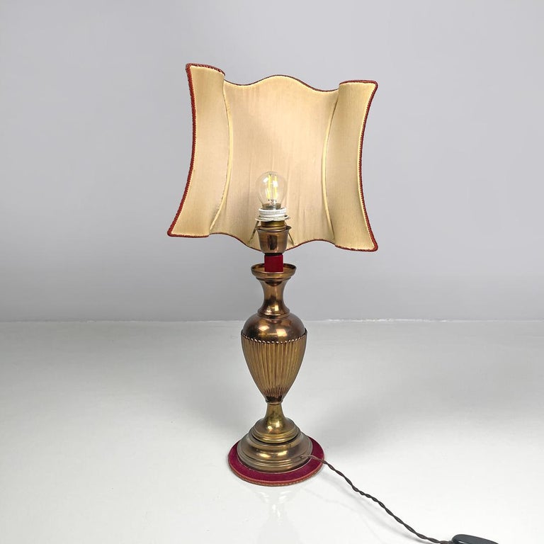 Lampada da tavolo con paralume in tessuto rosso, 1950 ca.