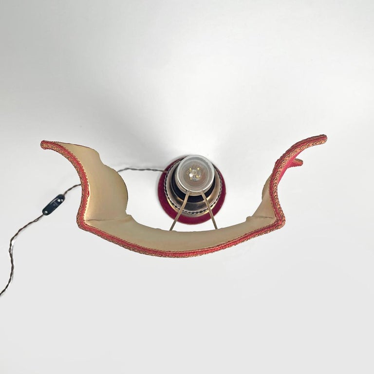 Lampada da tavolo con paralume in tessuto rosso, 1950 ca.