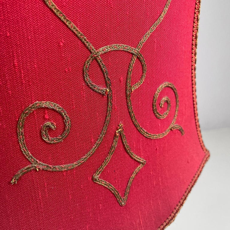 Lampada da tavolo con paralume in tessuto rosso, 1950 ca.