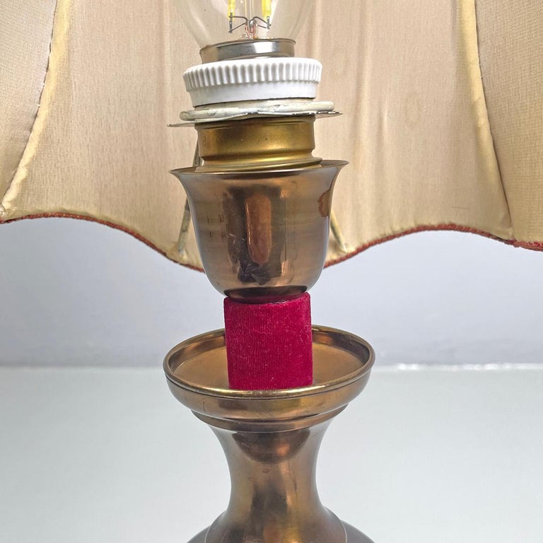 Lampada da tavolo con paralume in tessuto rosso, 1950 ca.