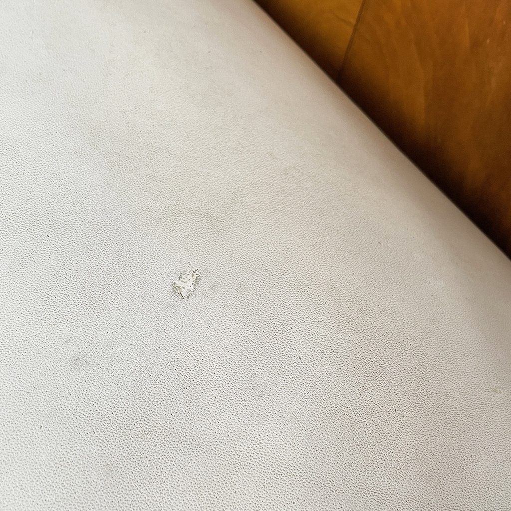 Poltrone in legno e finta pelle bianca, 1930 ca.