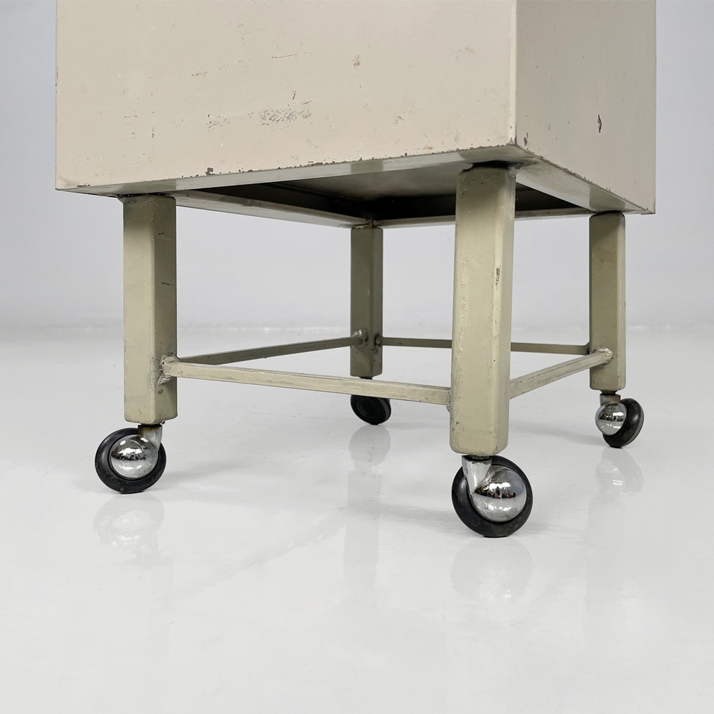 Cassettiera in metallo con ruote, 1950 ca.