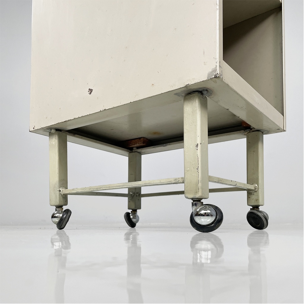 Cassettiera in metallo con ruote, 1950 ca.