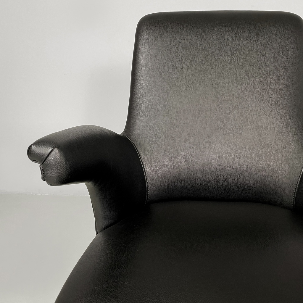 Poltrone in pelle nera e legno, 1960 ca.