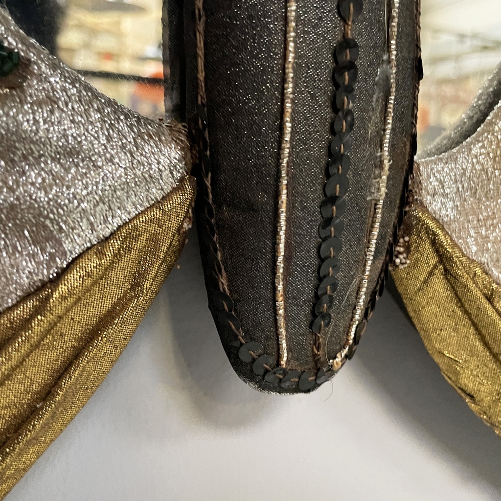 Specchio da parete con decori in tessuto, 1940 ca.