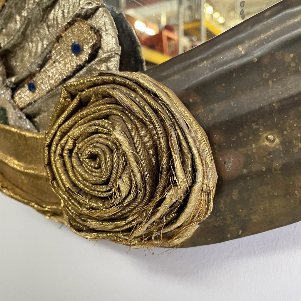 Specchio da parete con decori in tessuto, 1940 ca.