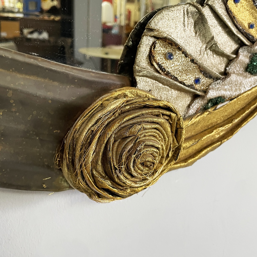 Specchio da parete con decori in tessuto, 1940 ca.