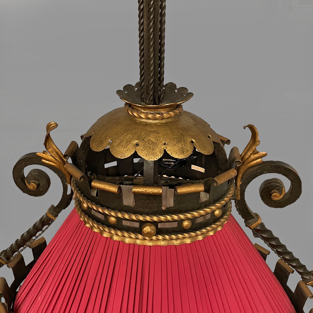 Lampadario in metallo e tessuto rosso, 1940 ca.