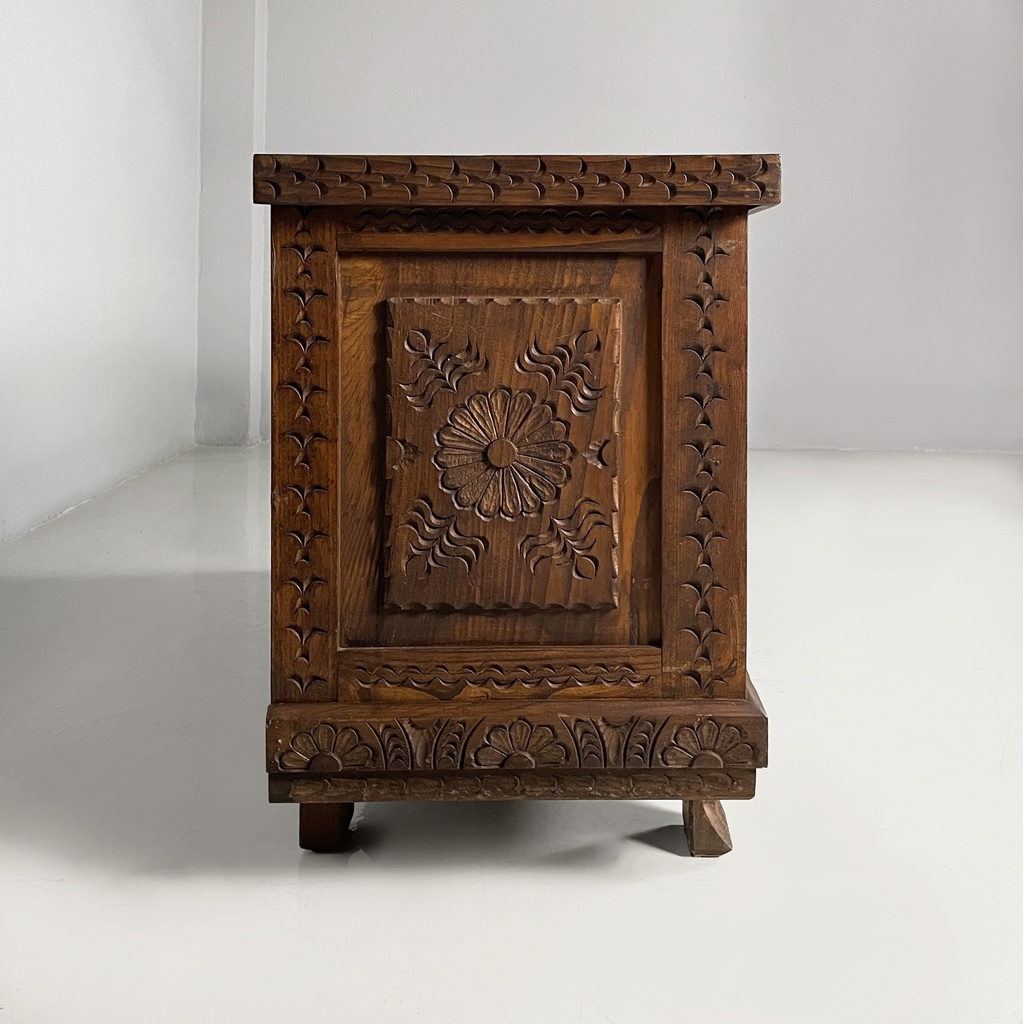 Cassapanca in legno inciso, 1930 ca.