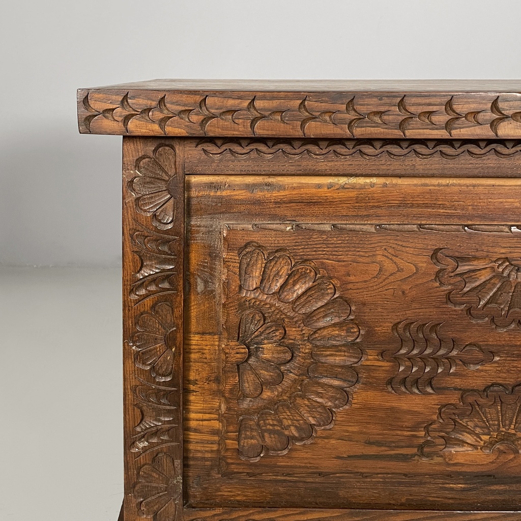 Cassapanca in legno inciso, 1930 ca.