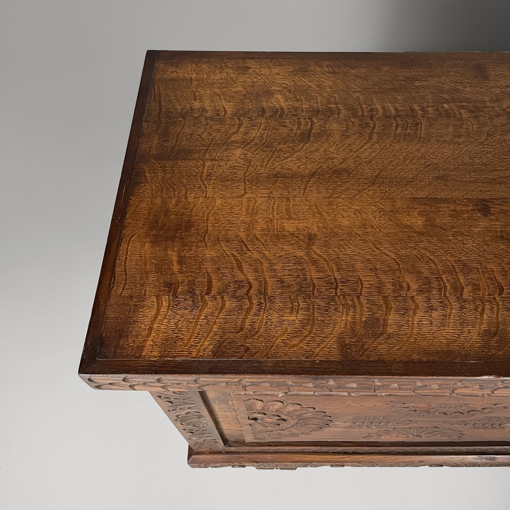 Cassapanca in legno inciso, 1930 ca.