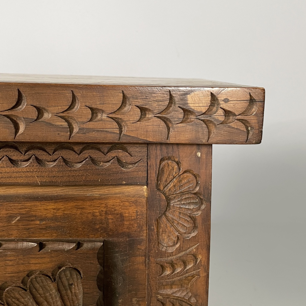 Cassapanca in legno inciso, 1930 ca.