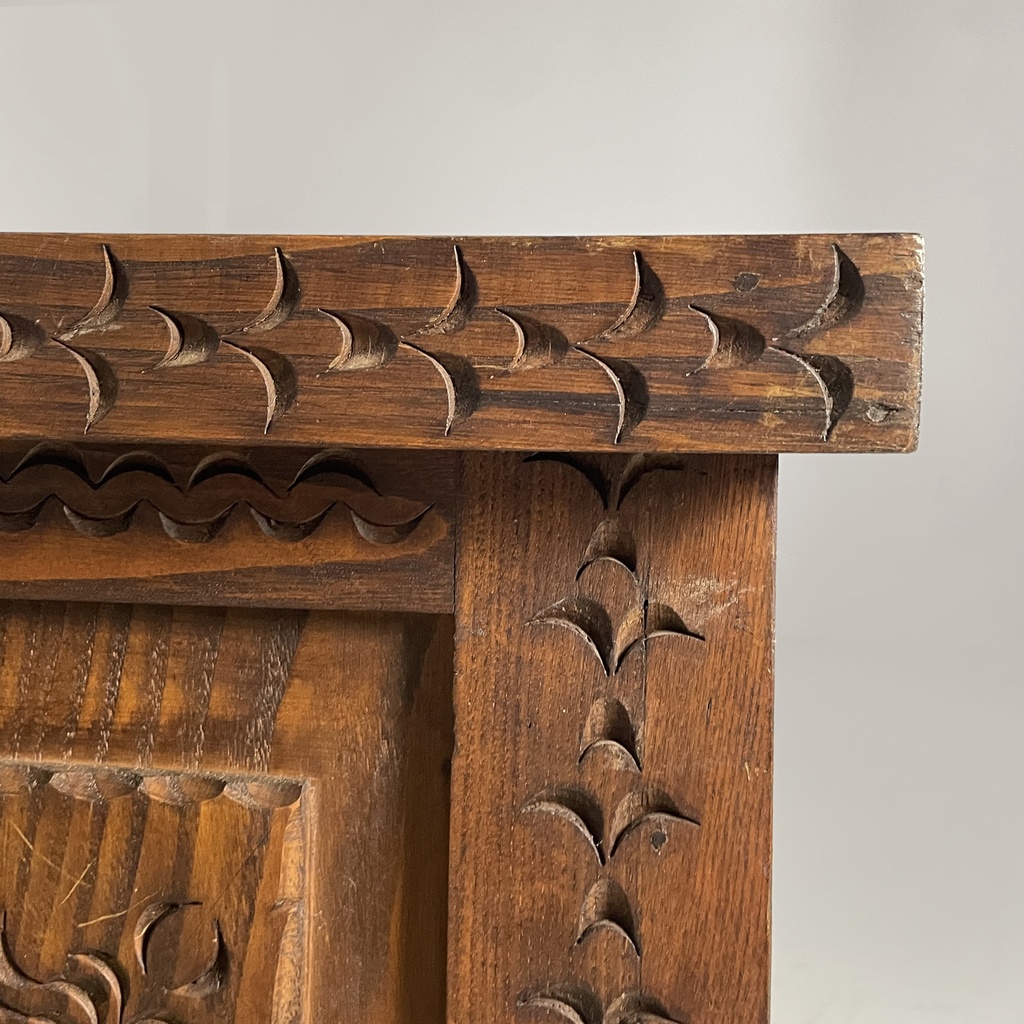 Cassapanca in legno inciso, 1930 ca.
