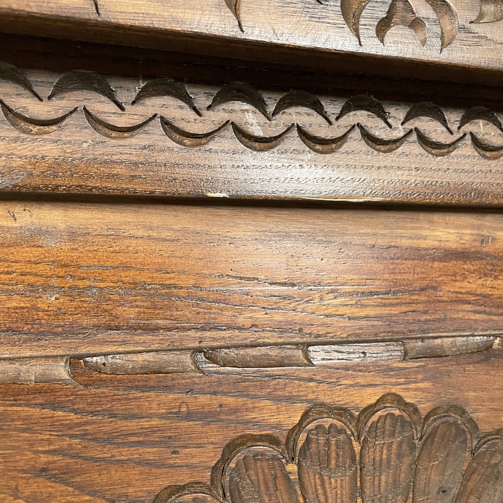 Cassapanca in legno inciso, 1930 ca.