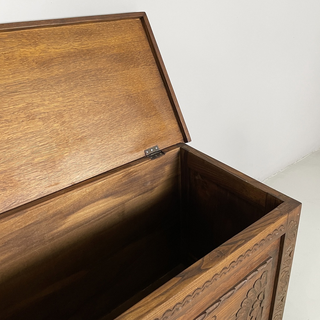 Cassapanca in legno inciso, 1930 ca.