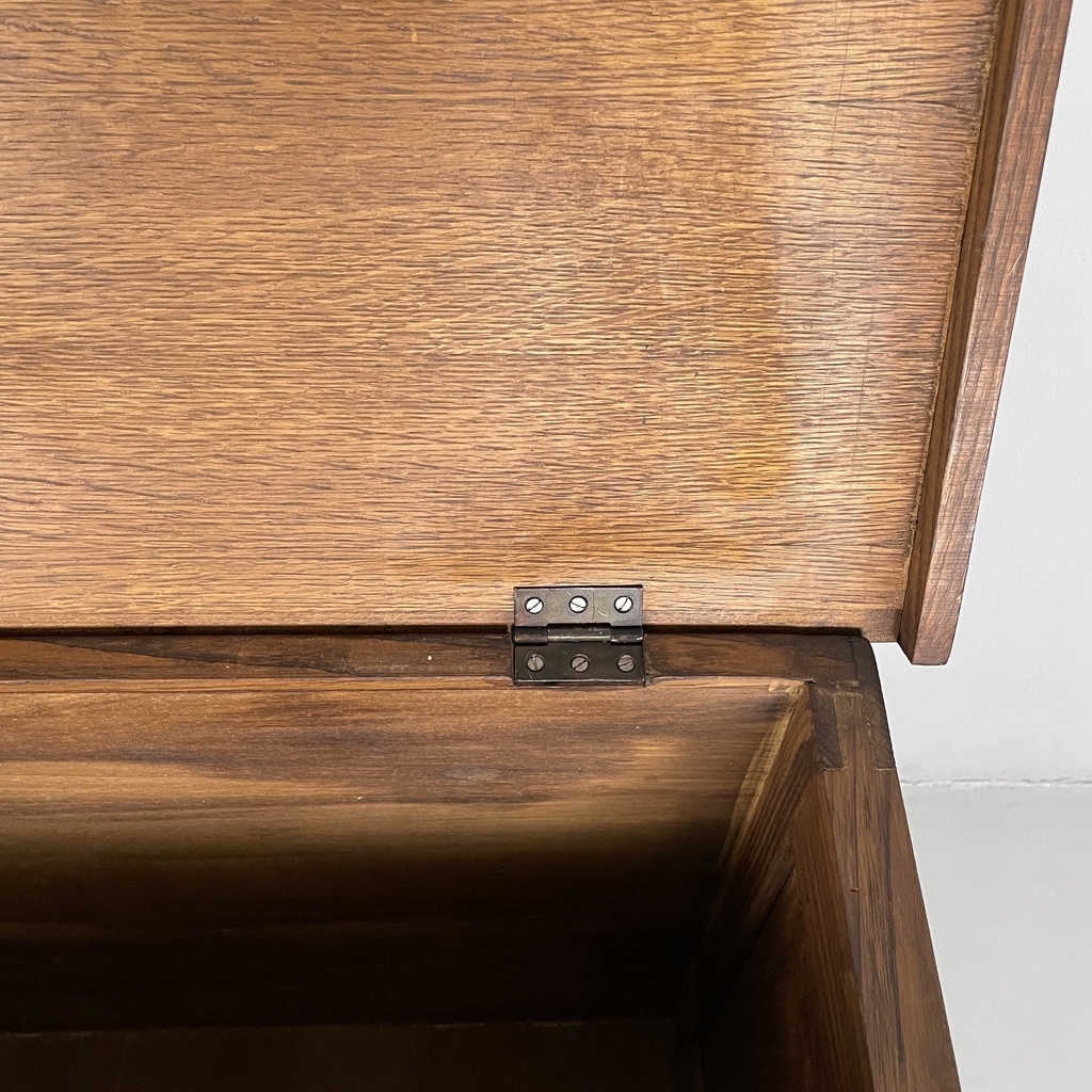 Cassapanca in legno inciso, 1930 ca.