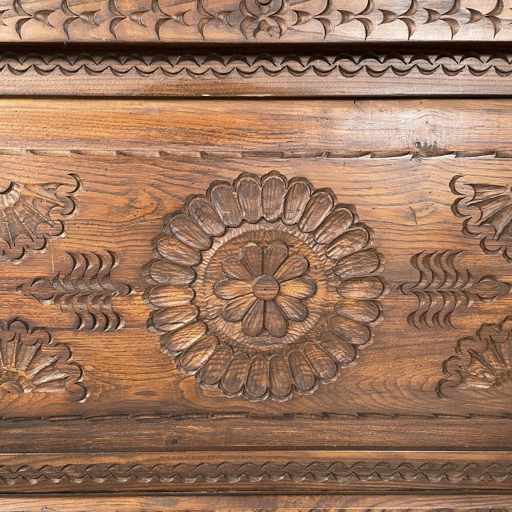 Cassapanca in legno inciso, 1930 ca.