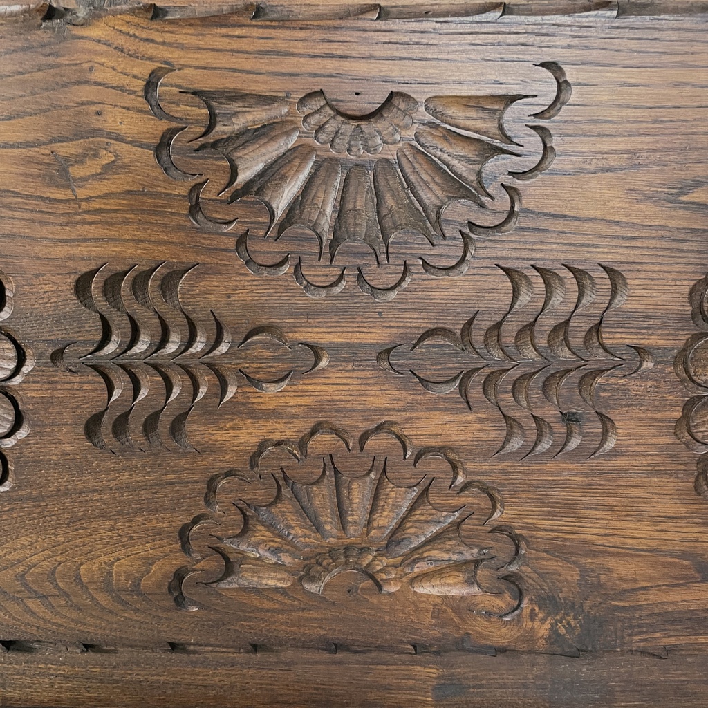 Cassapanca in legno inciso, 1930 ca.