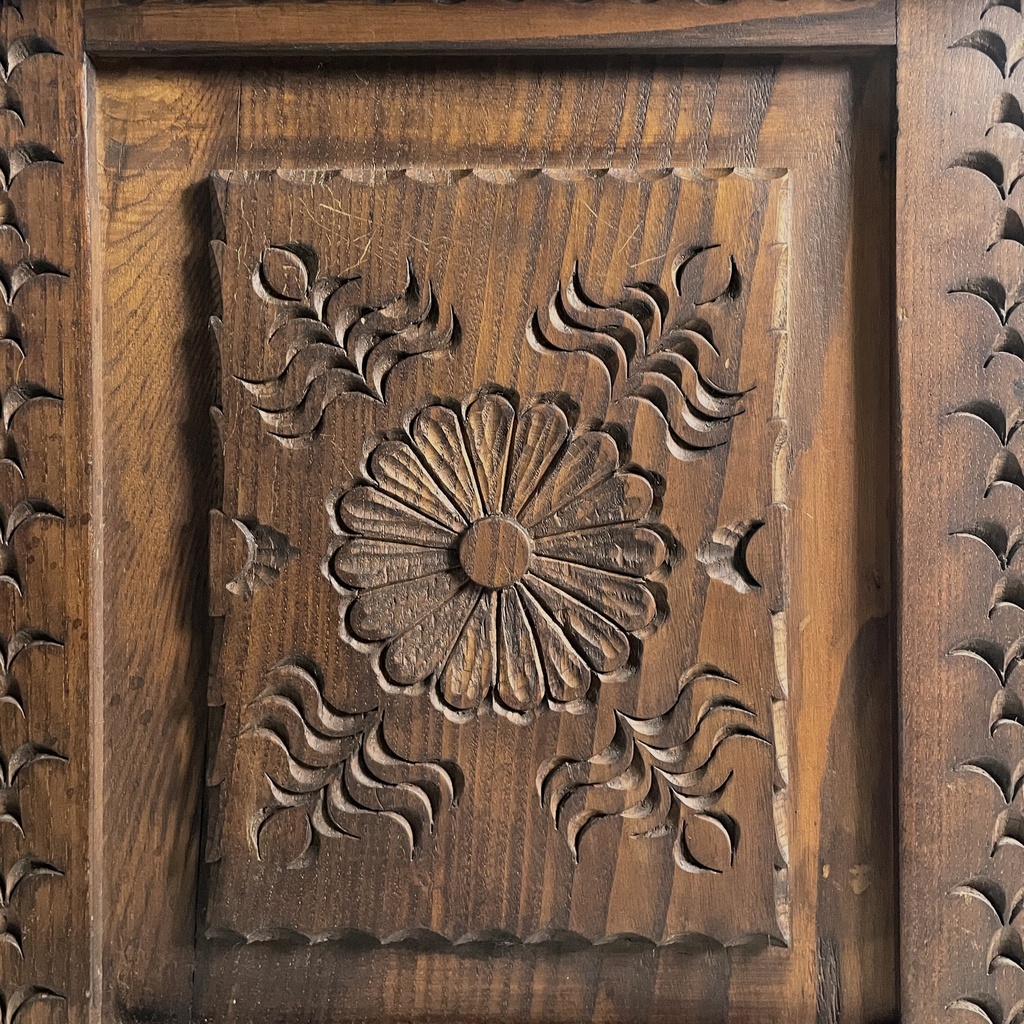 Cassapanca in legno inciso, 1930 ca.