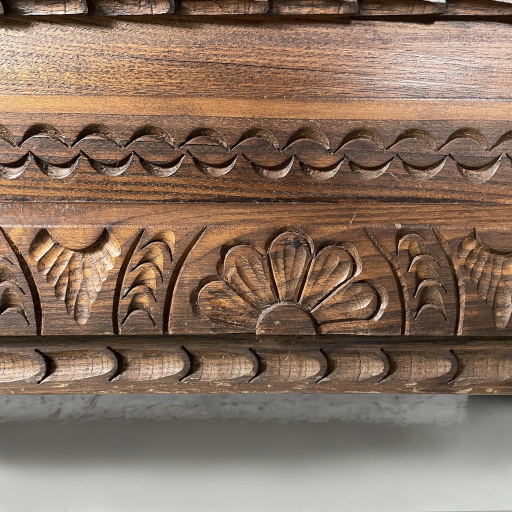 Cassapanca in legno inciso, 1930 ca.