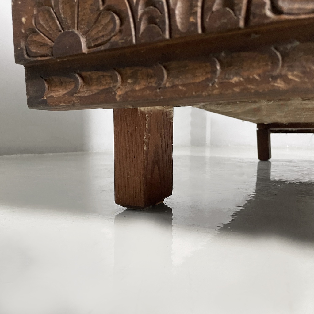 Cassapanca in legno inciso, 1930 ca.