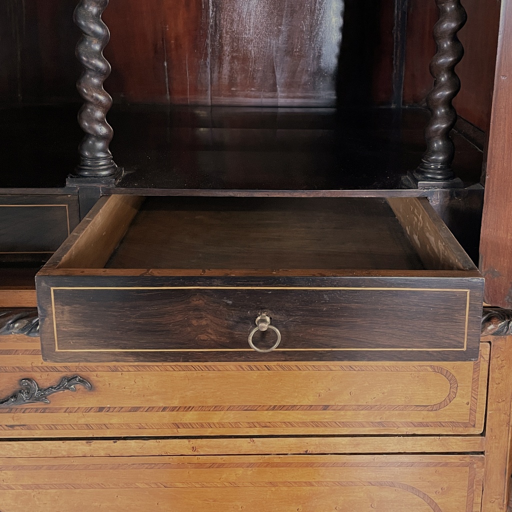 Credenza con specchi in legno tornito, 1930 ca.