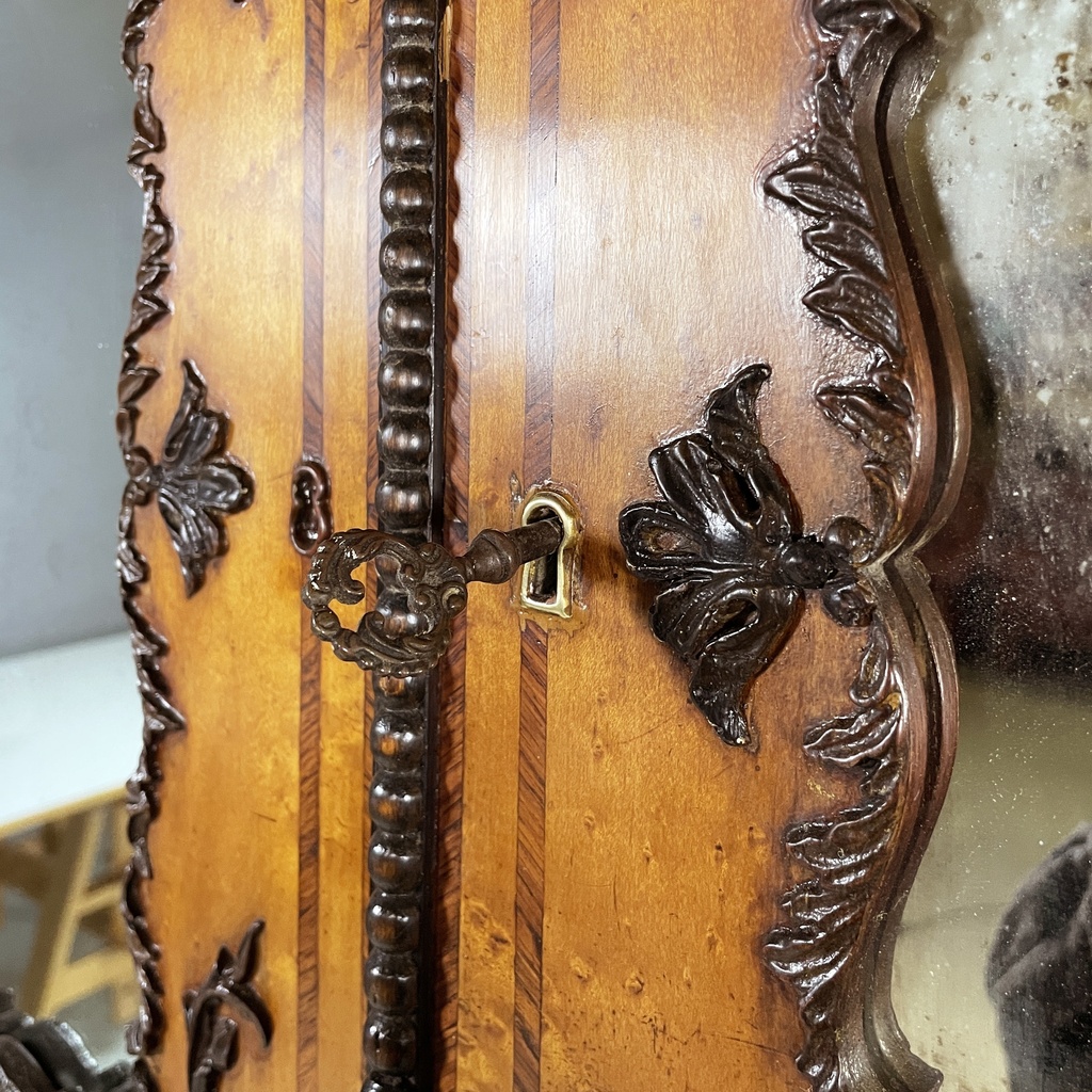 Credenza con specchi in legno tornito, 1930 ca.