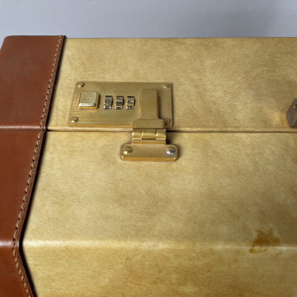 Valigia in pelle beige e marrone, 1960 ca.