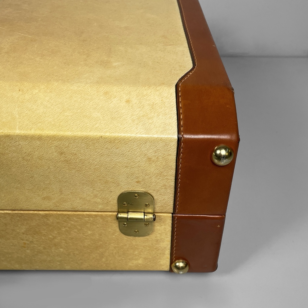 Valigia in pelle beige e marrone, 1960 ca.