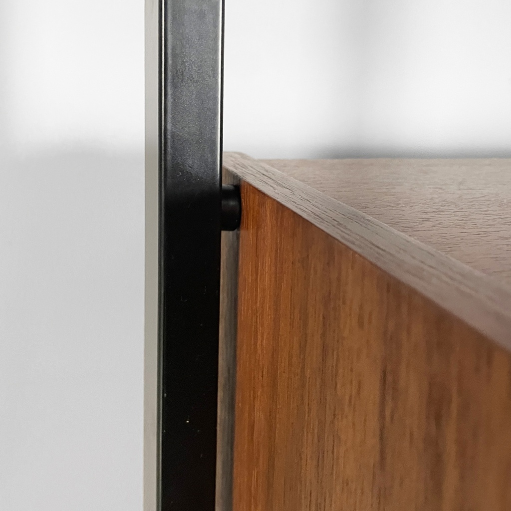 Libreria in legno, metallo nero e ottone, 1960 ca.